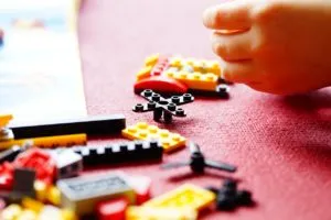 dziecko bawiące się klockami lego